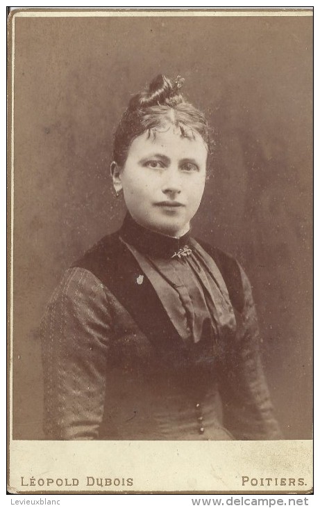 Photographie Montée Sur Carton /Grand Format//Buste De Jeune Femme Avec Chignon /Dubois /Poitiers/Vers 1900   PHOTN78 - Non Classés