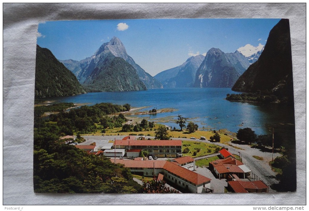 New Zeland Southland Mitre Peak And Hotel  Milford Sound Stapm 1979 A 76 - New Zealand