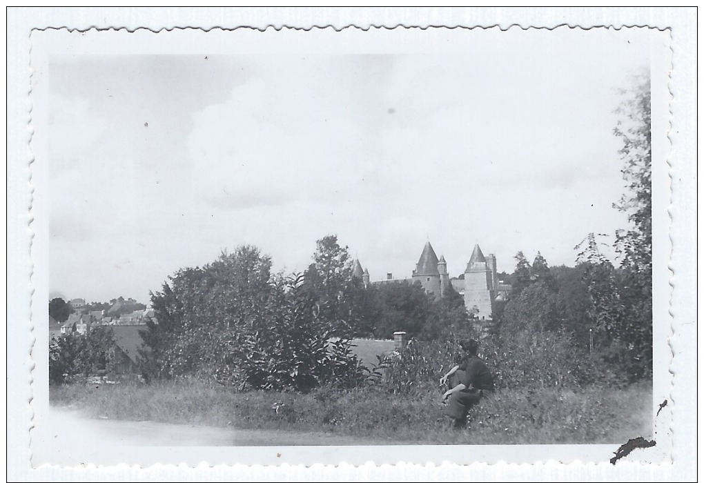 Photographie Ancienne, Années 30, Anonyme, Homme Au Bord De La Route Face à Josselin, Château Des Rohan (Morbihan, Br... - Places