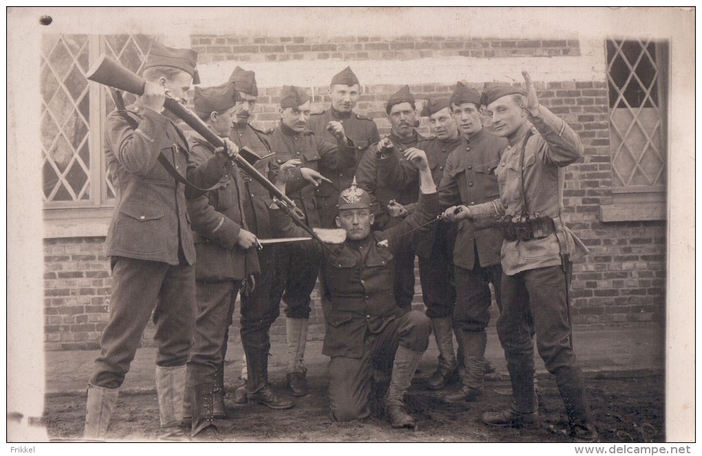 Fotokaart Carte Photo Kamp Camp De Beverloo ? Militair Soldaat Met Geweer Duitse Helm - Leopoldsburg (Camp De Beverloo)