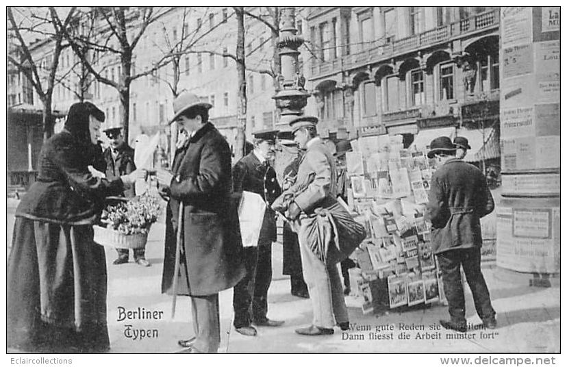 Allemagne   Berlin    Types Ou Petites Métiers:   Une Marchande De Fleurs.  Kiosque A Journaux - Sonstige & Ohne Zuordnung