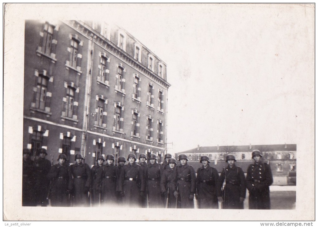 PHOTO ORIGINALE 39 / 45 WW2 WEHRMACHT FRANCE TOUL LES SOLDATS ALLEMANDS TENUE DE COMBAT DEVANT LA CASERNE - Guerre, Militaire