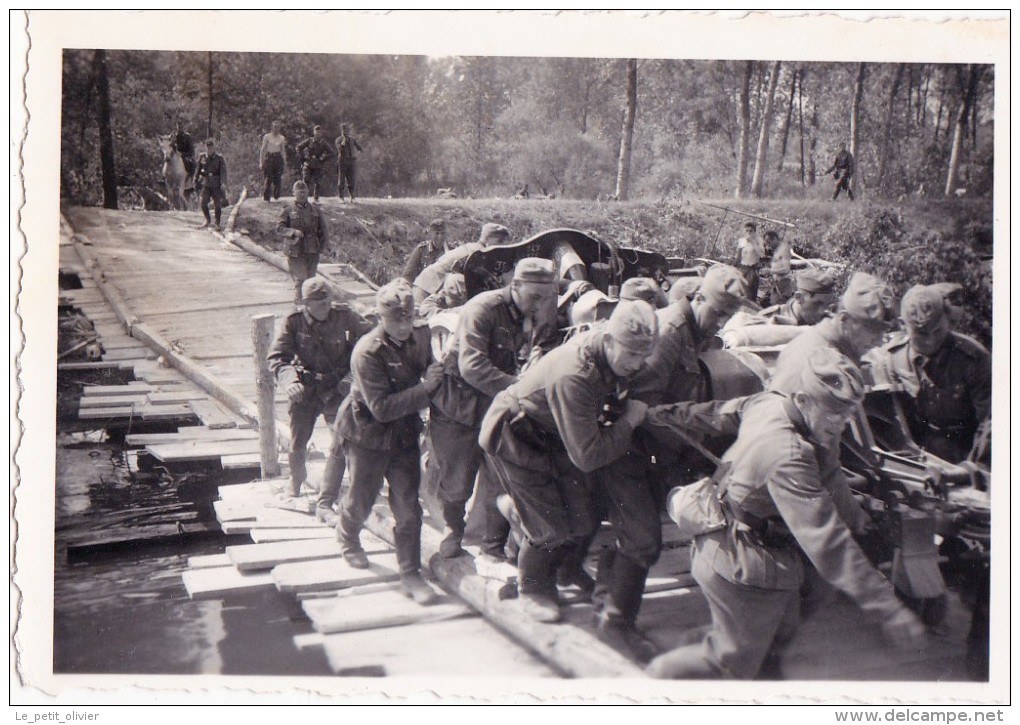 PHOTO ORIGINALE 39 / 45 WW2 WEHRMACHT FRANCE AISNE PASSAGE DES SOLDATS ALLEMANDS SUR UN PONT DE FORTUNE - Guerre, Militaire