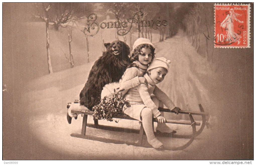 CARTE DE BONNE ANNEE DEUX ENFANTS ET UN CHIEN SUR UNE LUGE CIRCULEE LE 11/1/1914 - Nouvel An