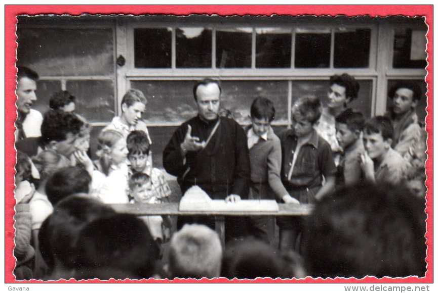 14 ARROMANCHES - Groupe Familial Aout 1956 - Le Père Daher Expliquant Un Jeu Chinois - Carte-photo - Arromanches