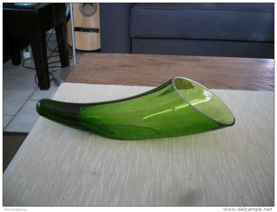 VASE EN FORME DE CORNE VERT - Glas & Kristall