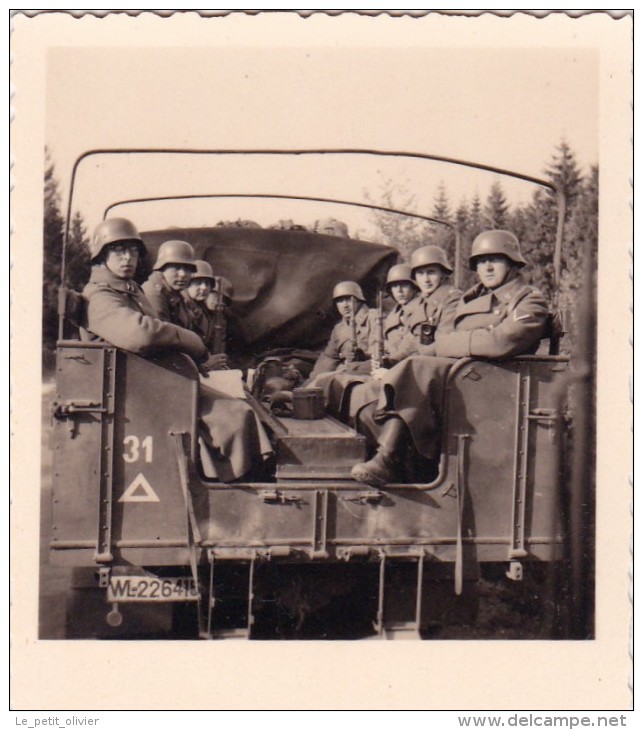 PHOTO ORIGINALE 39 / 45 WW2 WEHRMACHT BELGIQUE DINANT SOLDATS ALLEMANDS DANS UN CAMION EN ROUTE VERS LA VILLE COMBAT - Guerre, Militaire