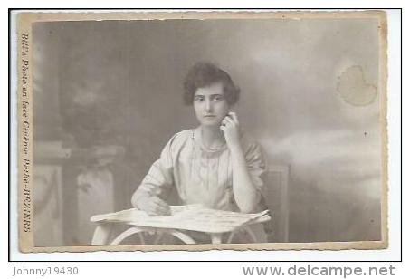 CP PHOTO: UNE FEMME DEVANT UN LIVRE  ( BILL'S PHOTO En Face Cinéma Pathé - BEZIERS ) - Beziers