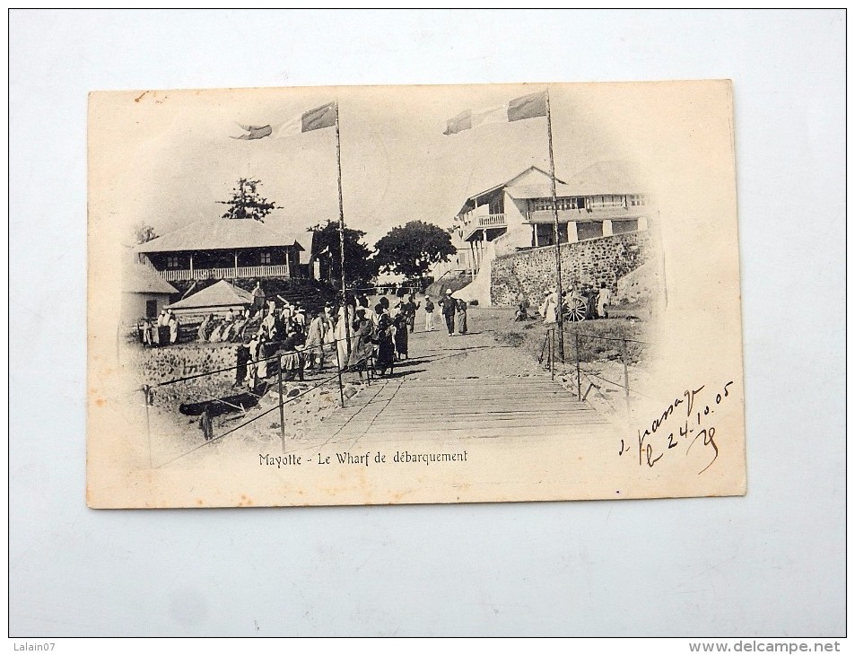 Carte Postale Ancienne : COMORES : MAYOTTE : Le Wharf De Débarquement, Animé En 1905 - Mayotte