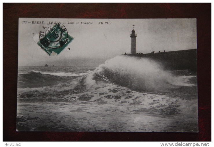 BREST - La Jetée Et Le Phare Un Jour De Tempête - Brest