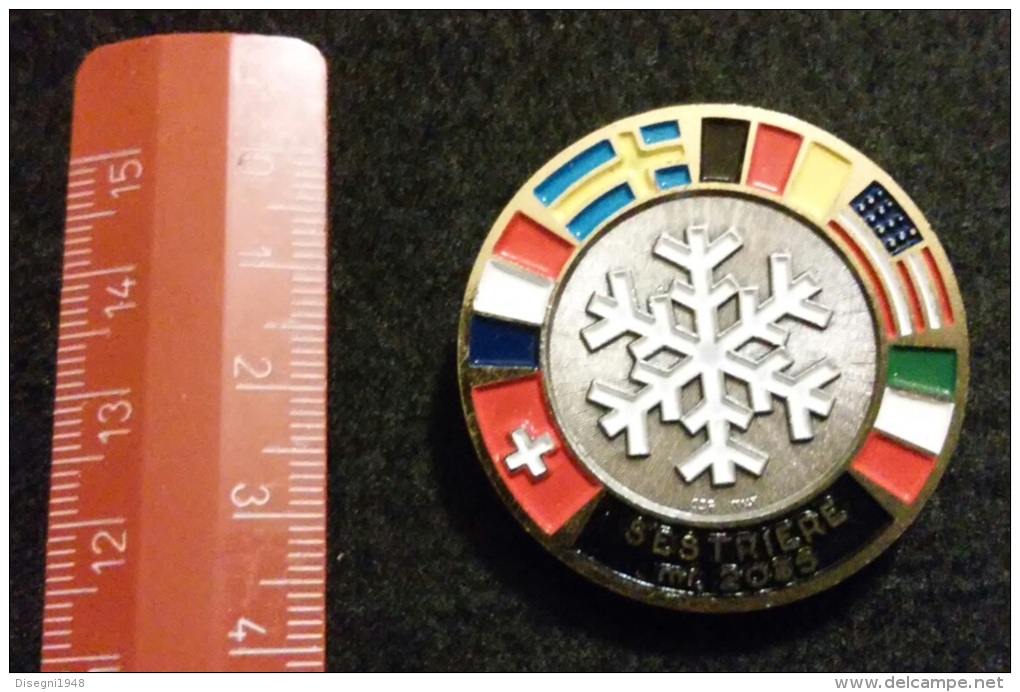 04581 "SCUOLA SCI SESTRIERE M. 2035 - DISTINTIVO METALL. SMALTI POLICROMI - DIAM. 39 MM" BADGE. ORIGINALE. - Winter Sports