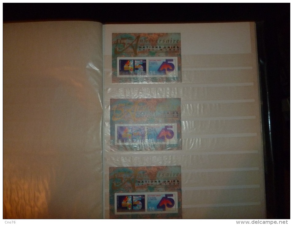 Nations unies classeur de 20 pages comportant un ensemble de timbres en très grande partie neufs