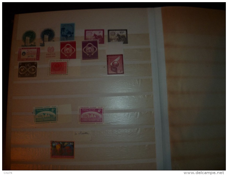 Nations unies classeur de 20 pages comportant un ensemble de timbres en très grande partie neufs