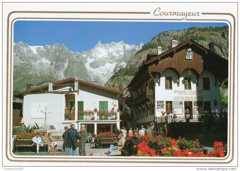 Courmayeur (1224 M) - Il Centro, Casa Della Guide, Museo Alpino Duca Degli Abruzzi - Sullo Sfondo Il Monte Bianco - Altri & Non Classificati
