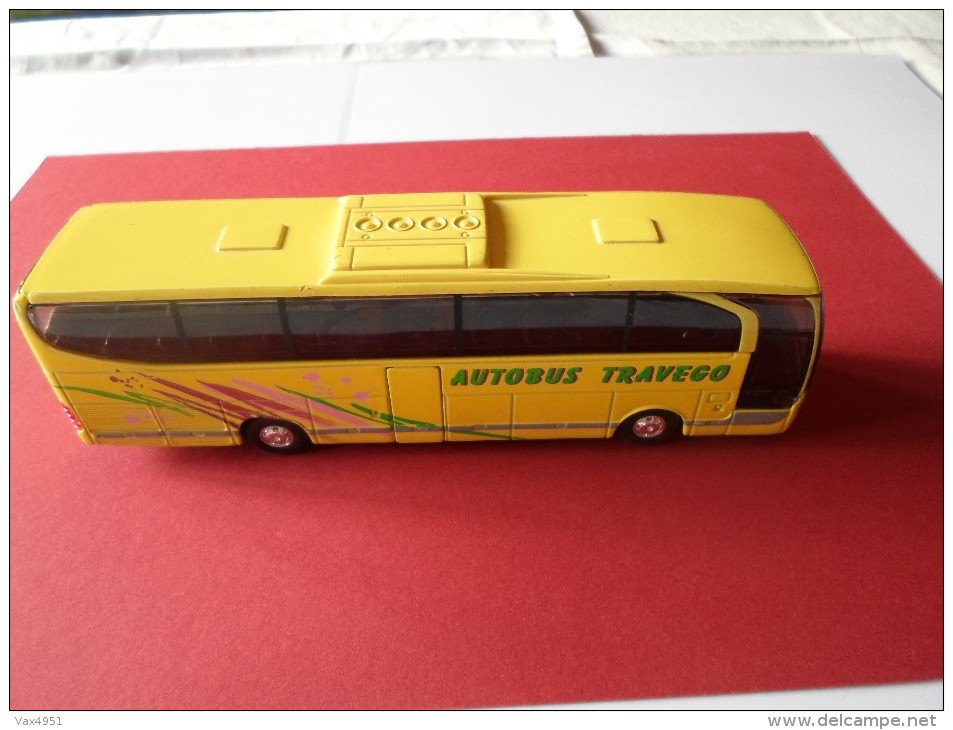 AUTOBUS JAUNE MERCEDES BENZ TRAVEGO WELLY N °52590  *****       A     SAISIR    ******* - Camions, Bus Et Construction