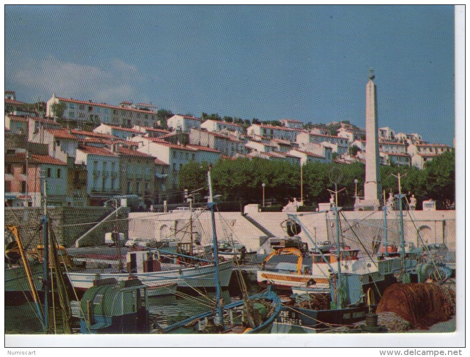 Port-Vendres.. Le Port L'Obélisque Bateaux Bateaux De Pêche - Port Vendres