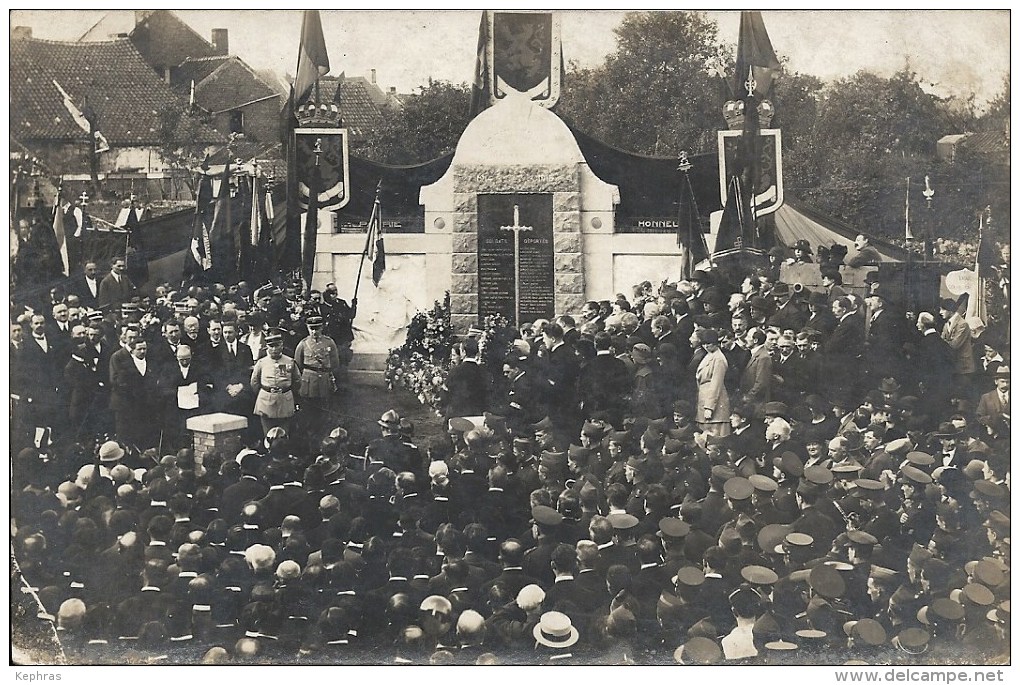 ERQUELINNES : Cérémonie Patriotique Au Monument Aux Morts - CARTE PHOTO - Maison Van Der Burgt - Erquelinnes