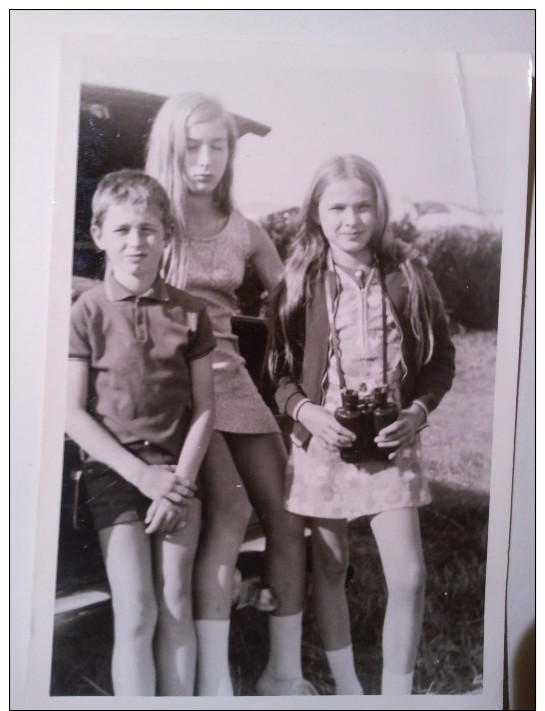 Belle Photo Ancienne D'un Jeune Garçon ,et De Deux Filles En Mini-jupe - Personnes Anonymes