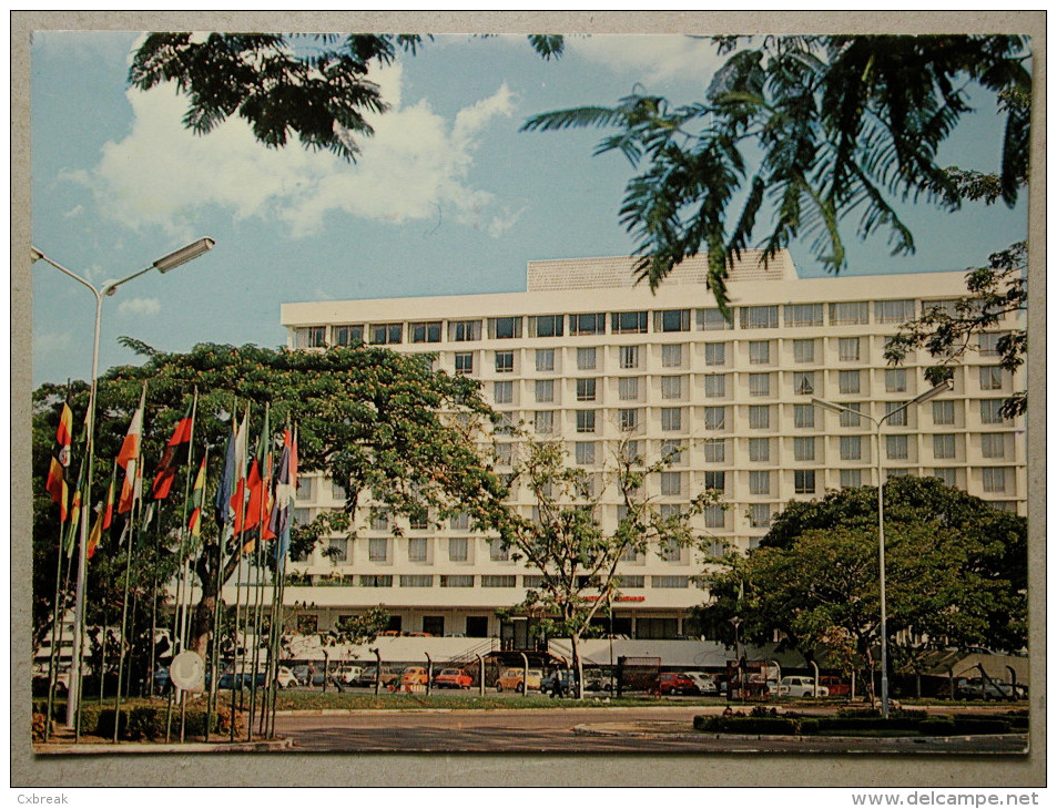 Mini, VW 1200 Coccinelle, Fiat 127, Mercedes W115, Renault 12, 16, Hotel Inter-Continental, Kinshasa Zaïre - Voitures De Tourisme