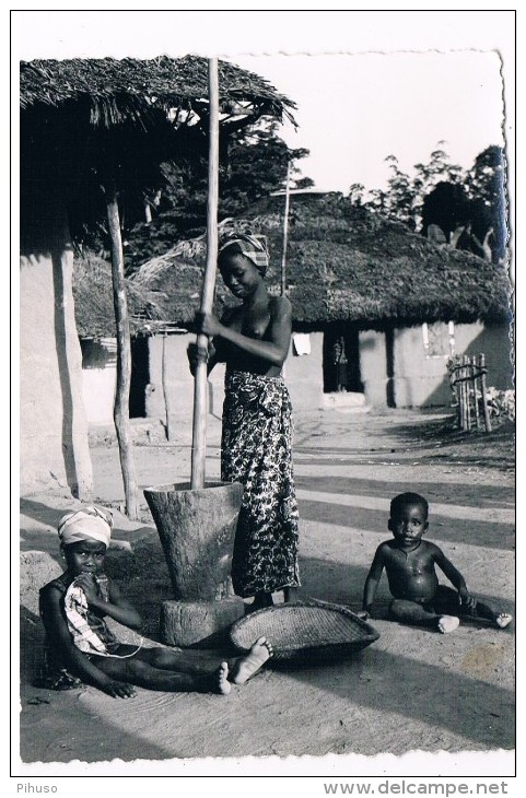 AFR-907     Liberian Woman Preparing The Meal ( Demi-Nude) - Liberia