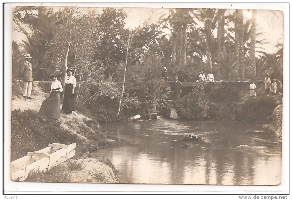 Carte Photo A Identifier - Personnages Devant Une Rivière, Palmiers - A Identifier