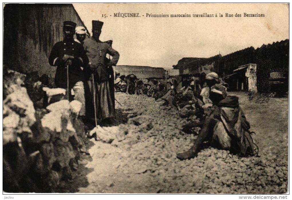 MEQUINEZ ,PRISONNIERS MAROCAINS TRAVAILLANT A LA RUE DES BEZZAZINES,BEAU PLAN REF 45736 - Meknès