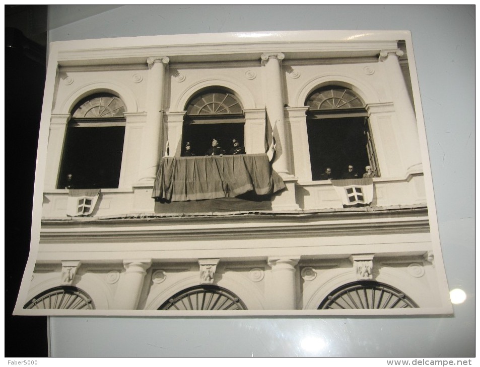 FOTO FOTOGRAFIA GERARCHI FEDERALI FASCISTI ARRINGANO DAL BALCONE GLI AQUILANI L AQUILA 1941 FEDERALE ANTONIO LA CAVA - Guerre, Militaire