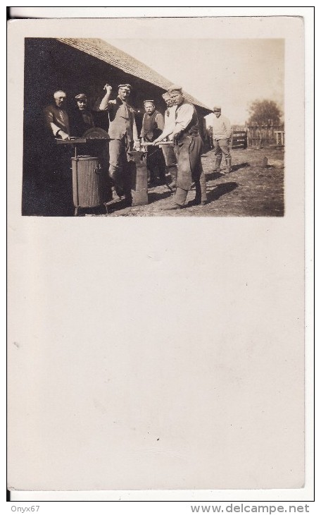 Carte Postale Photo Militaire Allemand Soldat Au Travail Forgeron Enclume METIER A SITUER ? - Matériel