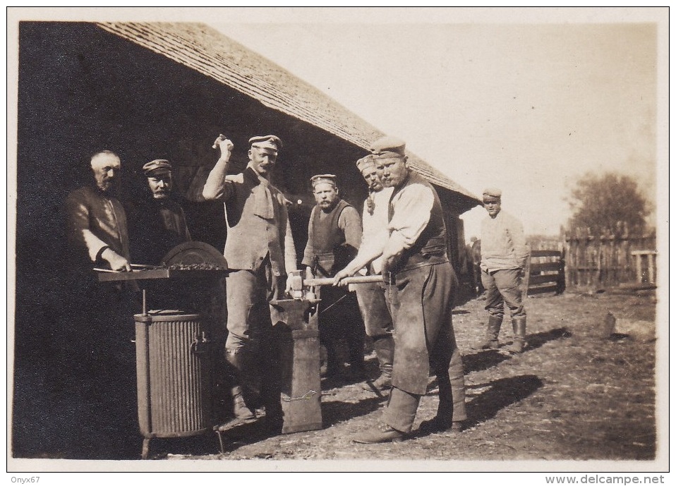 Carte Postale Photo Militaire Allemand Soldat Au Travail Forgeron Enclume METIER A SITUER ? - Materiale