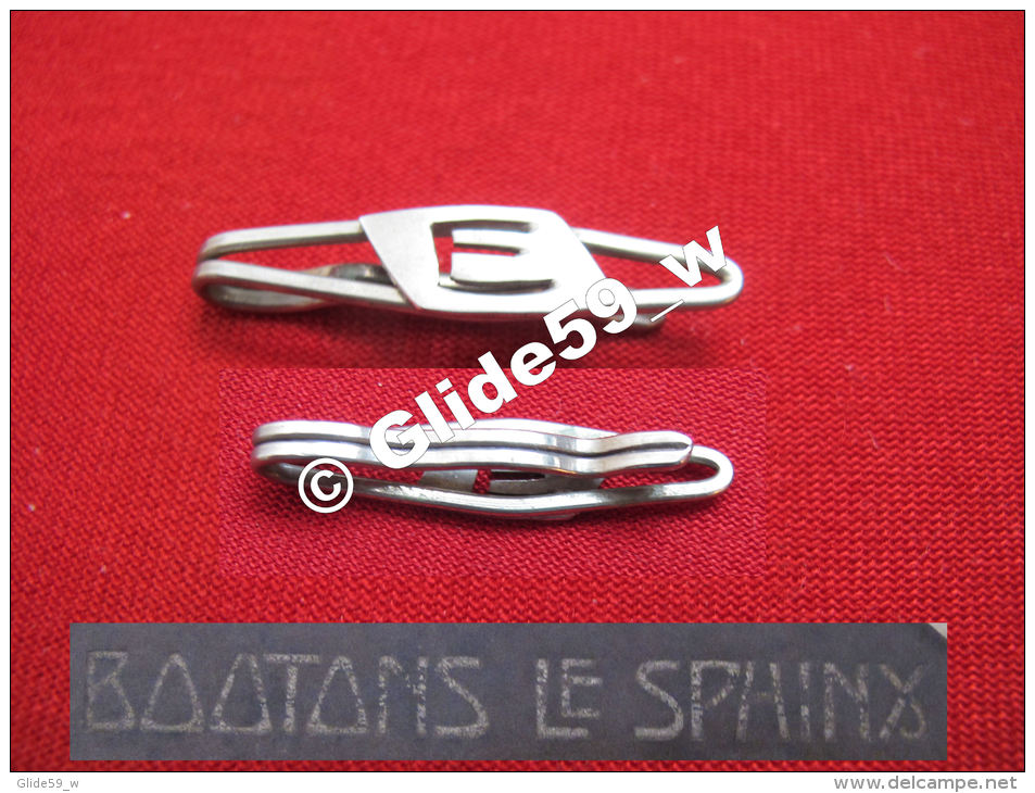 Ancienne Pince à Cravate En Métal Argenté Avec Initiale "E" (Boutons Le Sphinx) (années 40/50) - Accessori