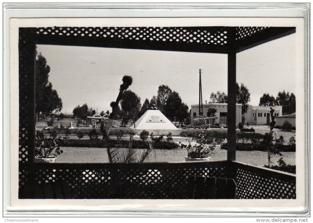 TUNISIE - CAMP DE BOU FICHA - VUE SUR LE MONUMENT AUX MORTS - CPSM MILITAIRE - Kasernen