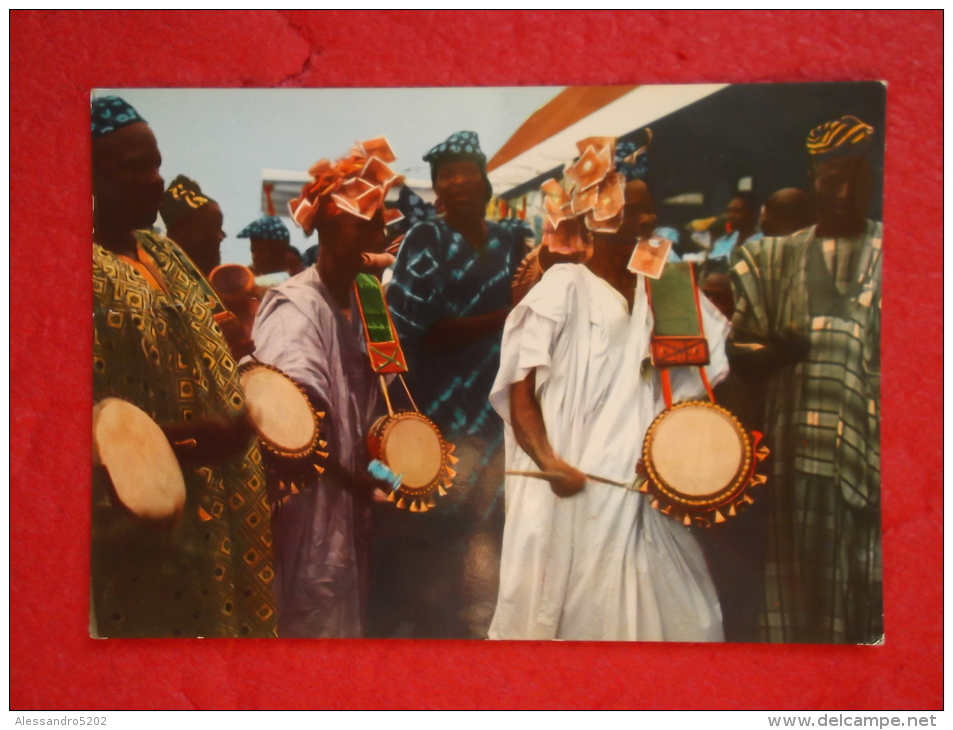 Nigeria Costume Trachten Dundun Drummers At Ceremony 1970 Nice Stamp - Nigeria