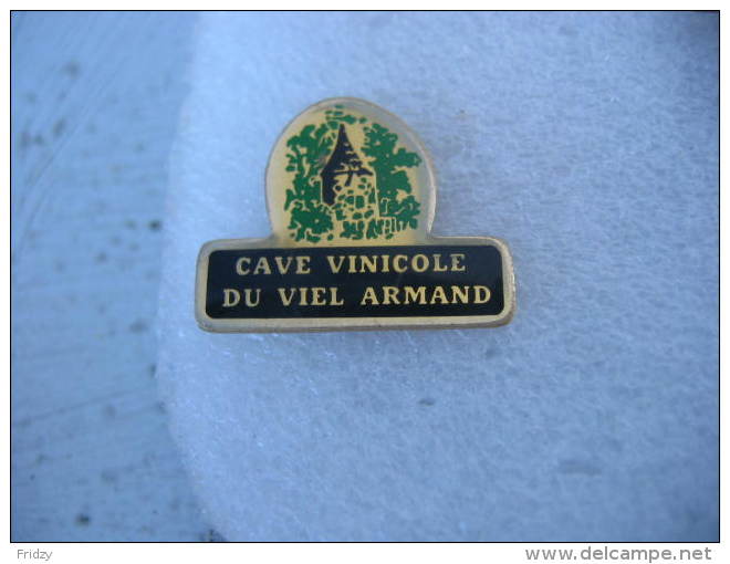 Pin´s De La Cave Vinicole Du Vieil Armand à Wuenheim (Dépt 68) - Boissons