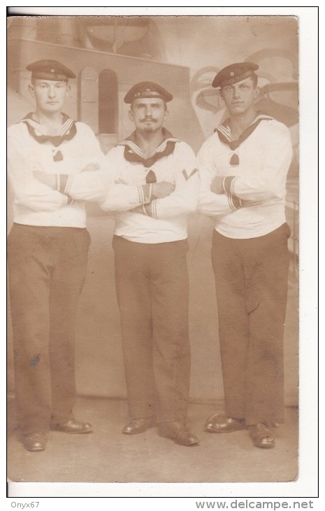 Carte Photo Militaire WILHELMSHAVEN (Allemagne) Groupe Fusilliers Marins-Décor Montage-S.M.S VICTORIA- Kaiser Marine - Uniformes