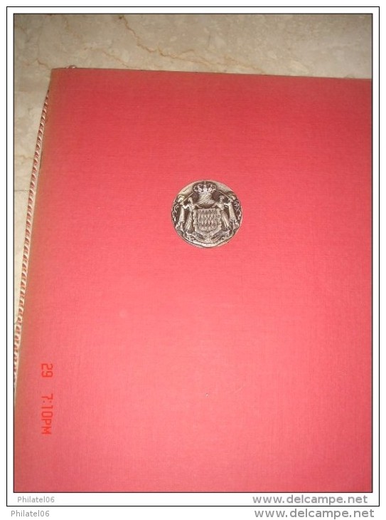 MONACO  3 LIVRETS AVEC MEDAILLE EN BRONZE COLLEE SUR CHAQUE COUVERTURE; NOMBREUSES PHOTOS; 1 MENU;