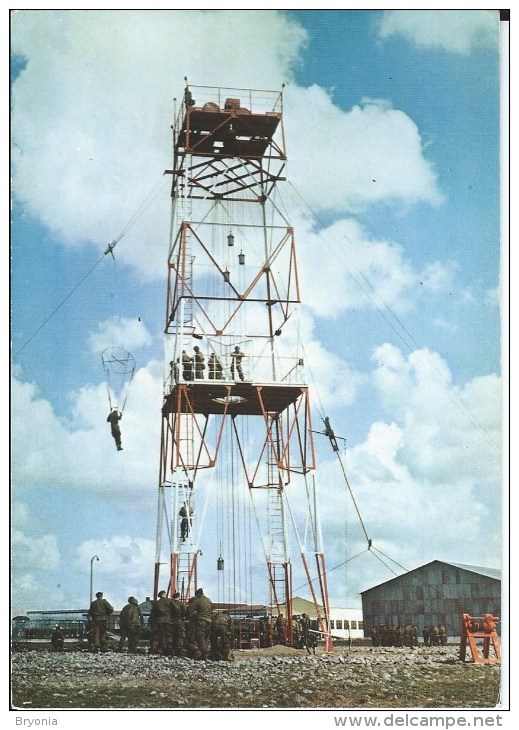 CPM  - 64 - PARACHUTISME - Entrainement Au Sol Départ De La Tour - Très Bon état - - Parachutisme