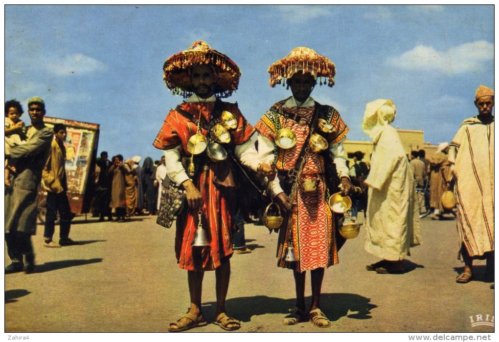 Maroc  - Scènes Et Types  - Porteurs D'eau Sur La Place Djemaa F'na - Vendedores Ambulantes