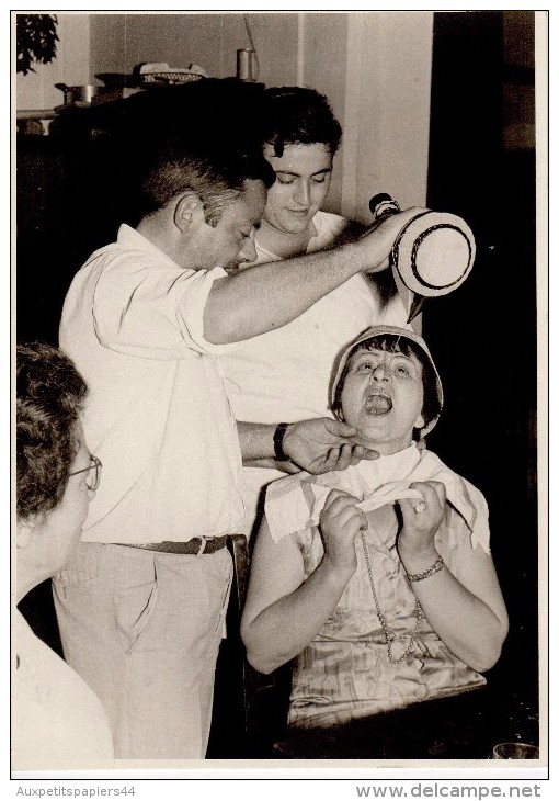 Grande Photo Originale A La Tienne  - Femme Avec Bavoir à L'apprentissage De La Bouteille Espagnole - Gorgée - Geïdentificeerde Personen