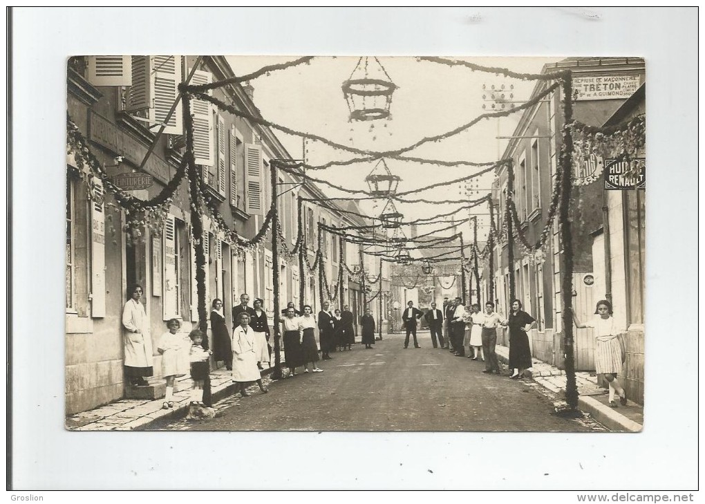 LOUE (SARTHE) CARTE PHOTO RUE AVEC BELLE ANIMATION (A GAUCHE  TRICOTAGE LOUESIEN A DROITE PANCARTE PUB TRETON MACONNERIE - Loue