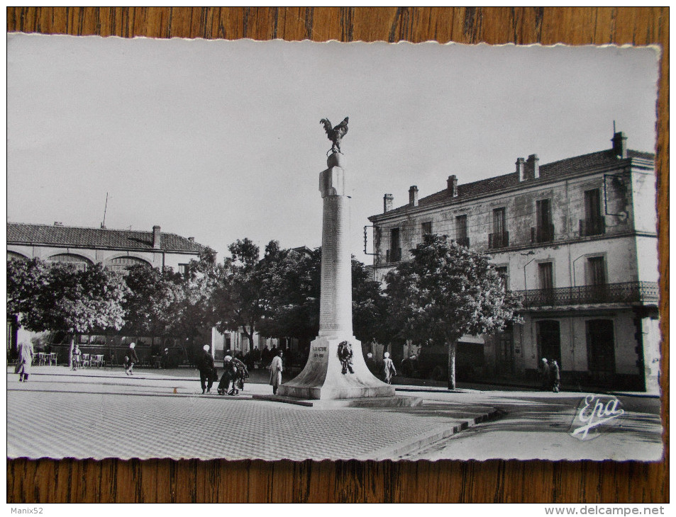 ALGÉRIE - SOUK-AHRAS - Place Du Monument Aux Morts. (CPSM) - Souk Ahras