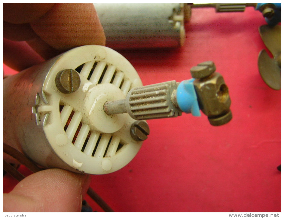 LOT DE 2 MOTEURS ET 2 HELICES EN LAITON JE NE SAIS PAS SI LES MOTEURS FONCTIONNES ???  NON TESTE - Autres & Non Classés