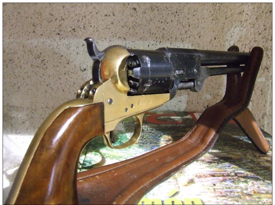 revolver colt navy poudre noire fabrication italie