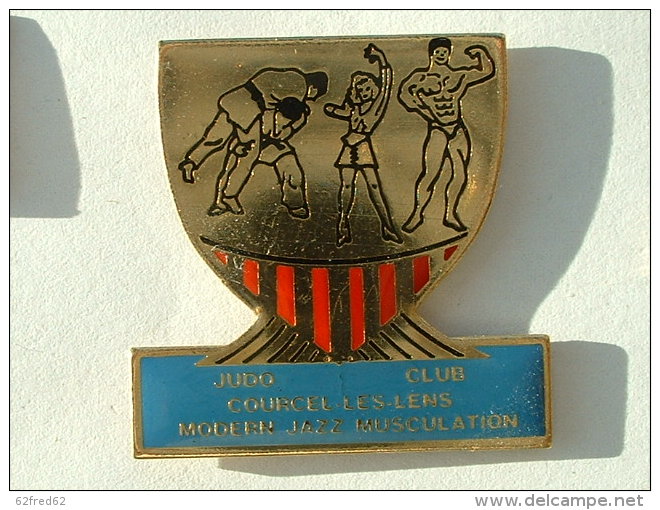 Pin´s JUDO CLUB COURCELLE LES LENS - MODERN JAZZ MUSCULATION - Judo