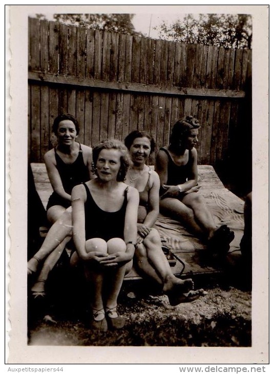 Photo Originale Plage Et Maillot De Bain - 4 Femmes En Maillots De Bains Sur Un Transat - - Pin-Ups