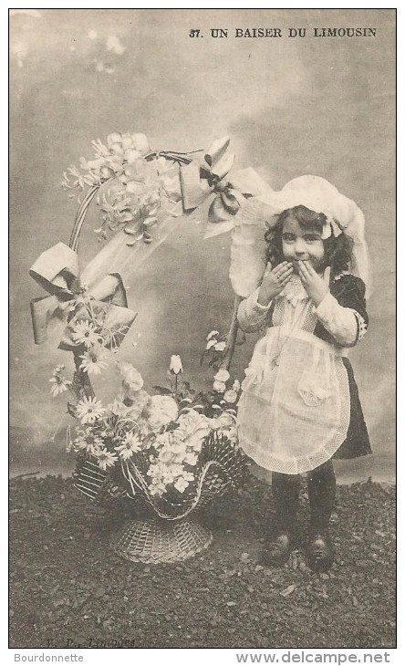 ENFANTS - LITTLE GIRL - MAEDCHEN - Jolie Carte Fantaisie Fillette Et Fleurs UN BAISER DU LIMOUSIN - Portraits