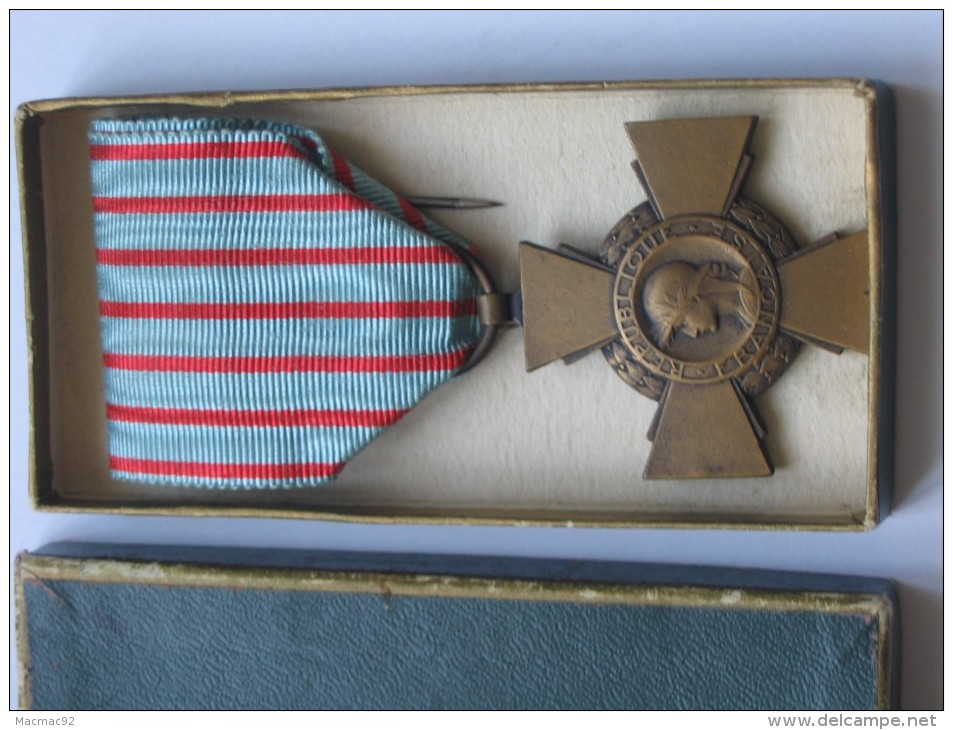 Décoration Médaille Militaire Croix Du Combattant - Avec Sa Boite  **** EN ACHAT IMMEDIAT **** - Andere & Zonder Classificatie