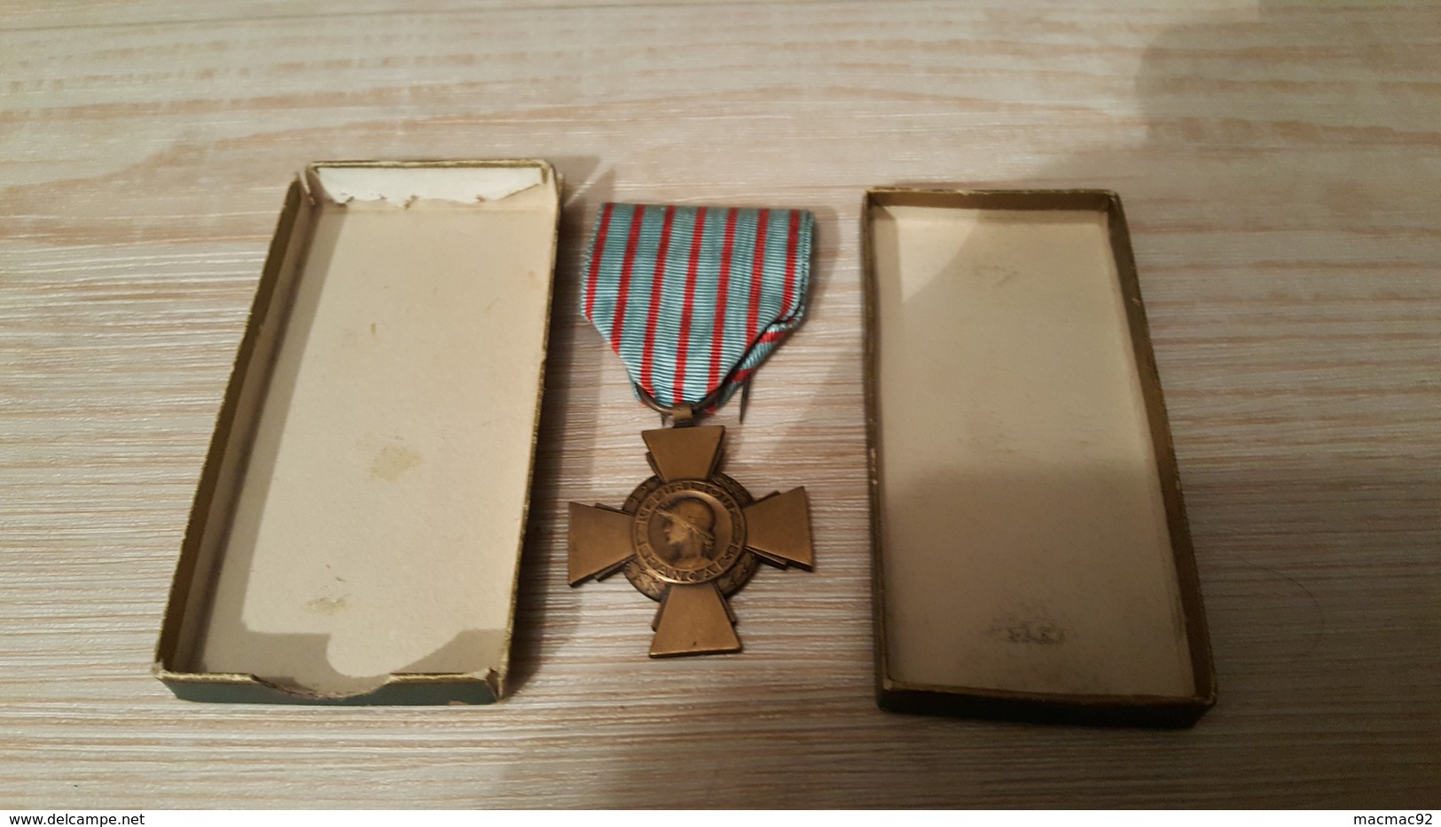 Décoration Médaille Militaire Croix Du Combattant - Avec Sa Boite  **** EN ACHAT IMMEDIAT **** - Other & Unclassified