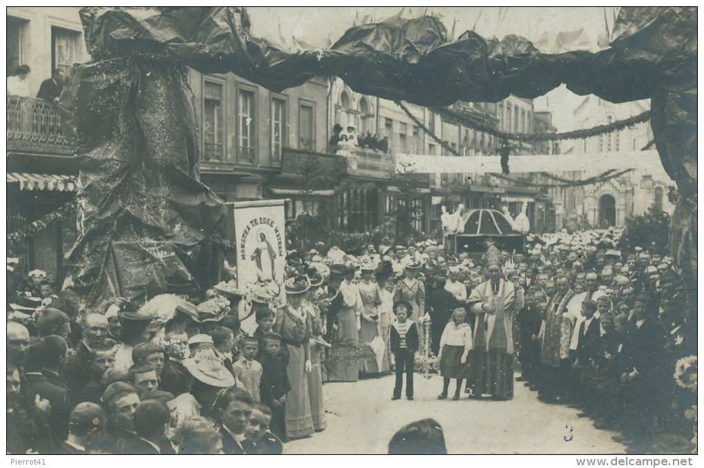 AUNAY SUR ODON - Belle Carte Photo D´une Procession - L´Evêque Le Jour De La Confirmation - Altri & Non Classificati