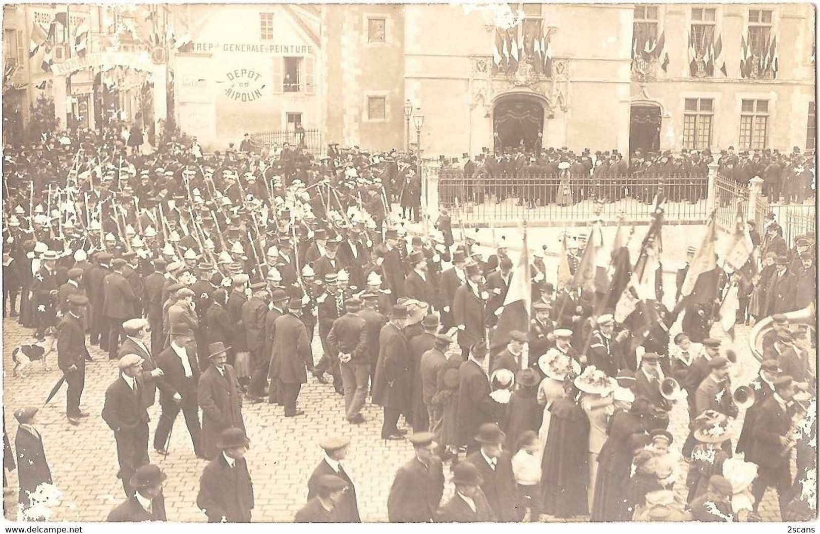 Dépt 91 - ÉTAMPES - Carte-photo DÉFILÉ DE POMPIERS, Pl. De L'Hôtel-de-Ville - (peinture DESHAYES, Georges GALLIER Succ.) - Etampes