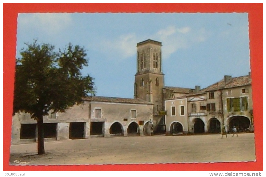 47 - Castillonnès - Place Du Marché - église XIII E     ----- 334 - Autres & Non Classés